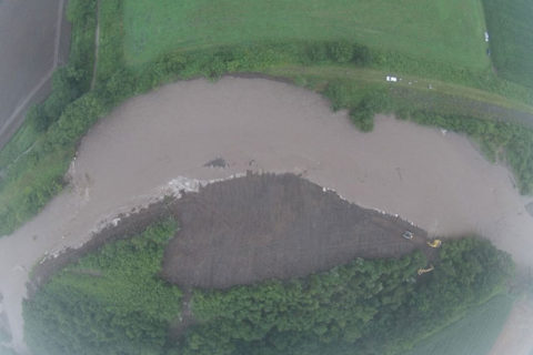 台風により水位が上昇し、築堤が決壊