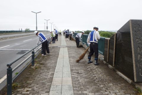 池田大橋の清掃を行いました！