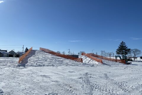 池田小学校のグラウンドに雪山を造成しました！